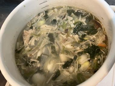 一人暮らしなのに2.5Lの豚汁できたお…(´･ω･`)