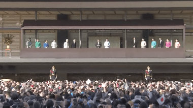 皇居･宮殿前｢新年一般参賀｣の最中に最前列の男が全裸になり現行犯逮捕