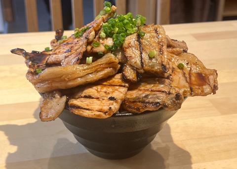 【画像】1100円の豚丼を頼んだら出てきたのがこちらｗｗｗｗｗｗｗｗｗ