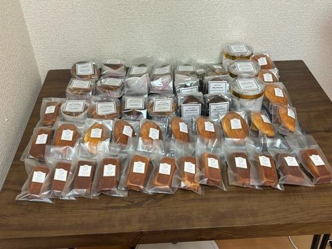 【悲報】職場で手作りお菓子配りおじさんワイ、嫌われていた…