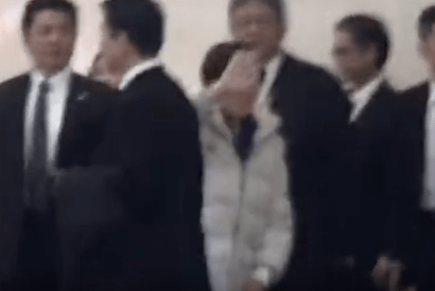 【悲報】高市総理、負傷したはずの右腕で手を振っている姿が発見される