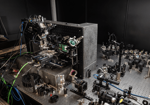 Microsoftのガラスにデータを1万年以上保存する技術が凄いすぎると話題に