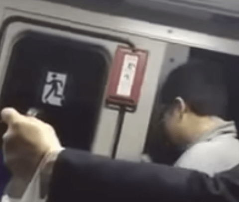 40代男性「イヤホン落としちゃったあああ！」→通勤ラッシュ時に運転見合わせ