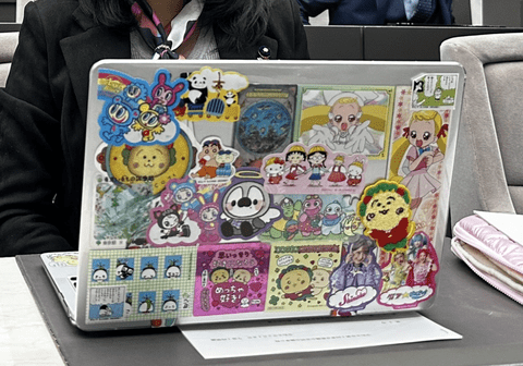 【爆笑】国民民主党の都議会議員さん、ノートPCにシール貼りすぎて炎上ｗｗｗｗｗ