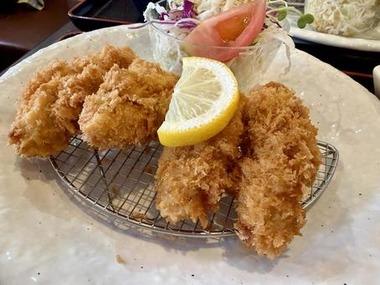 【悲報】世紀の難問『カキフライに何付けて食べるか問題』解決せず・・・