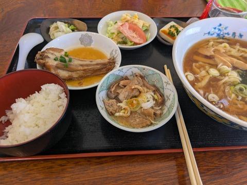 【画像】謎の定食屋でラーメン定食食べてる