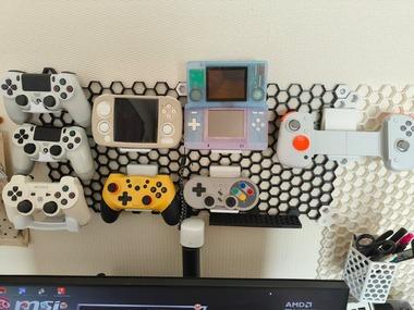 ぼくくん、3Dプリンターを活用してモニター上部にコントローラーラックを設置