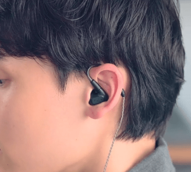 ワイ氏､イヤホンを無線から有線に戻してしまう