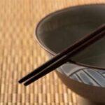 飯中ワイ（さて、水注ぐか）ｷﾝｯ　敵「おい！丼の上に箸を置くな！」