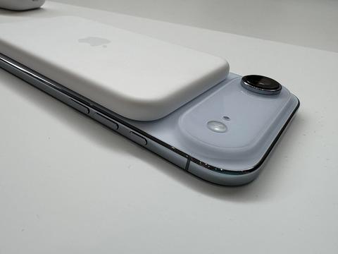 Apple「これ以上iPhoneを薄くするにはバッテリーが邪魔やな…せや！」