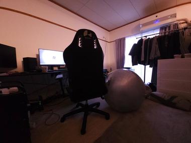 ワイ年収180万円(フルタイム)賃貸一人暮らし、間接照明をつけた部屋でルパン三世のテーマを聴く