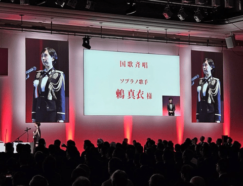 【悲報】自民党、現役自衛隊音楽隊所属の歌手を党大会に呼び制服姿で国歌を歌わせる