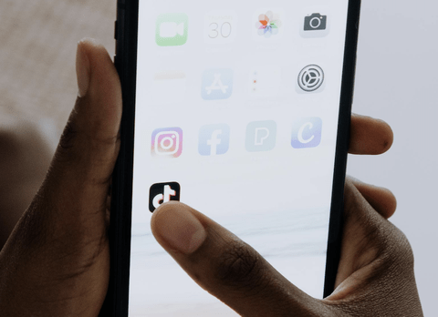 日本政府、未成年のSNS利用制限に乗り脱す。法改正も視野に