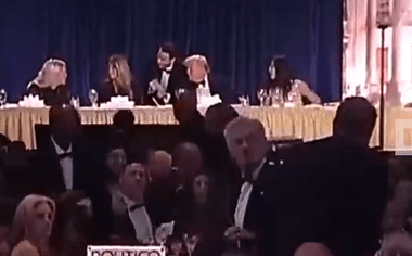 トランプ大統領も出席したホワイトハウス記者協会の晩餐会で銃撃事件 トランプ大統領は急きょ退避 容疑者は射殺される