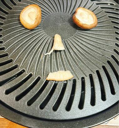 【画像】しいたけ焼いて酒飲むよ🥺👍🍺