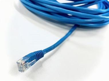 LANケーブルがドアを通り抜ける方法