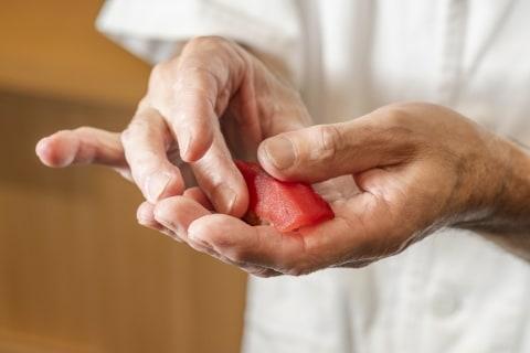【話題】「最後にウニ食べますか？」追加したら一貫7000円…高級寿司店の会計にSNS騒然、弁護士の見解は