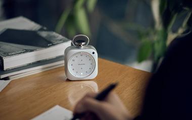 話題になったバルミューダの時計｢The Clock｣､1000台以上予約受注で4月出荷分が完売していた