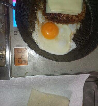 チーズ月見バーガー作ってるの