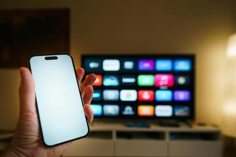 スマホの世帯保有率91.8%、初めてテレビの90.1%を上回る