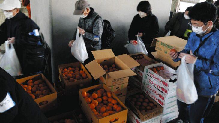 【社会】都庁前の食品配布会に並ぶ人がついに1000人を超え…「その日暮らすだけで精いっぱい」利用者の悲痛な声