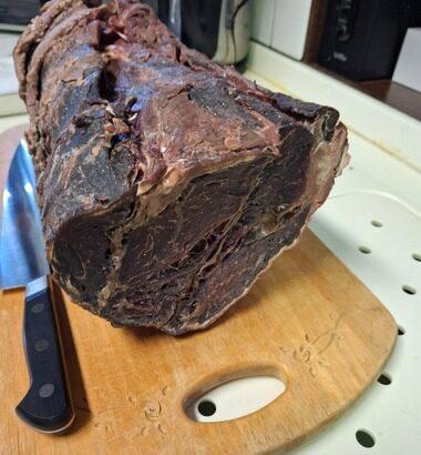 【画像】自家製ドライエイジングビーフ作って1ヶ月経ったから切ってみた