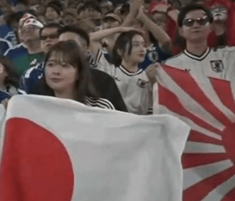 【悲報】日本人、旭日旗をW杯スタジアムで掲げて大炎上