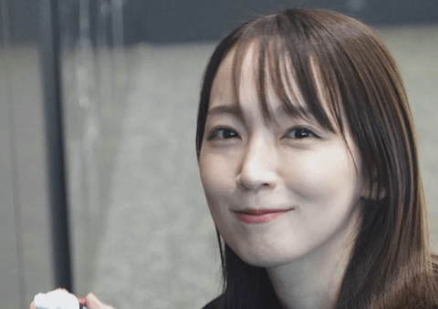 【悲報】吉岡里帆さん、8年間同じiPhone端末を故障するまで使い続け、10代共演者に「化石」と言われる