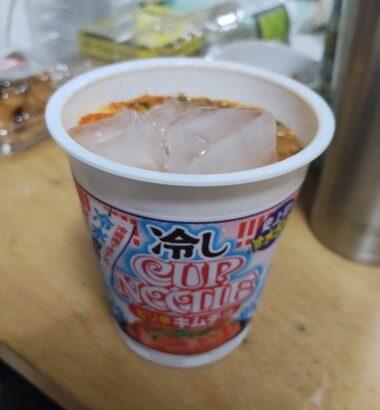 冷やしカップヌードルのキムチのほう食べるぞ！