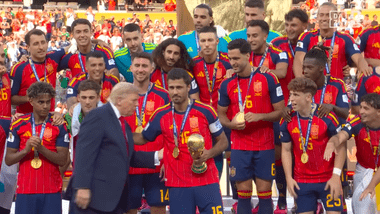 サッカーW杯表彰式でのトランプ大統領の行動に物議 試合前には優勝杯に触れる､トロフィーリフト時も”居残り”で批判