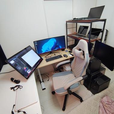 【画像】俺のPCデスク周り何点ぐらい？