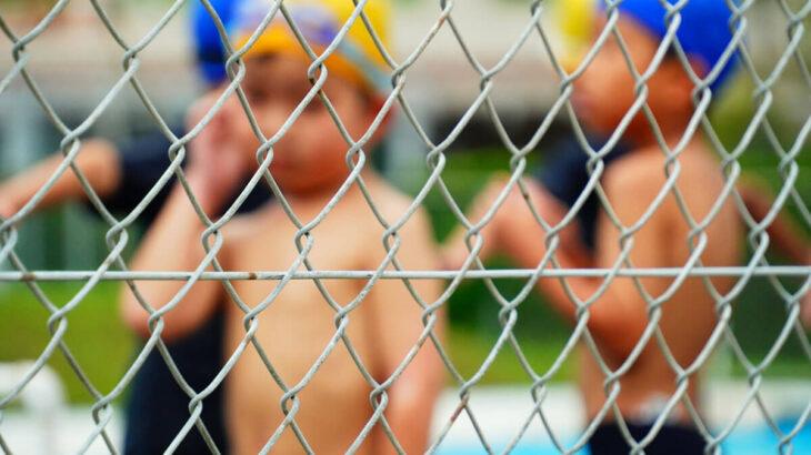 【 学校からプールが消え…】“泳げない子ども”が増えている　「クロールで25m泳げず」小6が約半数という衝撃