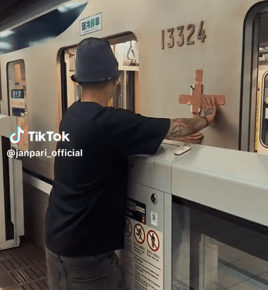 東京メトロ日比谷線で電車の外側にスマホを貼り付けて動画を撮影したバカみつかる