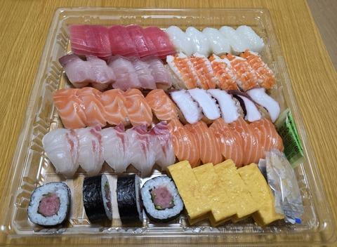 【画像あり】コストコの寿司、あまりにも「お盆」に最適すぐるｗｗｗｗｗ