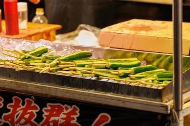 酷暑の花火大会･夏祭りなどの露天で注意したい食べ物 過去には冷やしキュウリで510人食中毒 キッチンカーの｢ケバブ｣でも