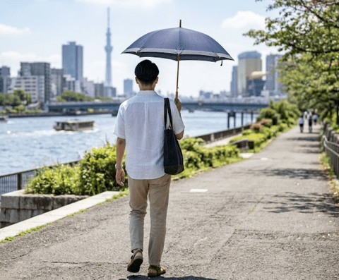 【悲報】日本人、オカマ化計画に騙されて日傘さしたり化粧水使ったりしてる男が急増