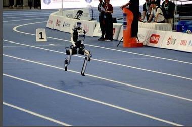 中国で開幕した｢世界ロボット運動会｣で中国の人型ロボット”天工”が100m走をウサイン･ボルト超えの9秒32で走る ゴール後はマットにぶつかって炎上