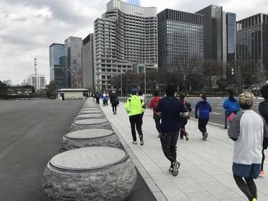 ｢皇居ラン｣そろそろ禁止？｢どけよ｣｢邪魔だよ｣と言うマナーの悪いランナーも…千代田区｢マナーの呼びかけや整備進めている｣｢婚活にもつながっていけば､区としても好ましい｣