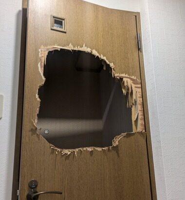 一人暮らしでトイレに閉じ込められた女子、突っ張り棒でドアを破壊してギリ生還｢トイレでもスマホを持ち込むことをおすすめします｣