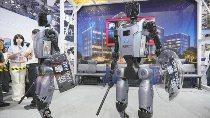【中国】治安維持向けロボット開発　警棒や盾装備し威圧感、試験運用「ロボットに殴られる時代が来た」