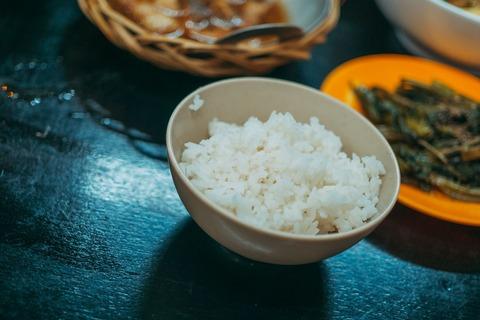 【悲報】農水省「コメ離れは見いだし難い。価格高騰で国産米の消費量は減少したけど、より安価な外国産米に置き換えた可能性がある」