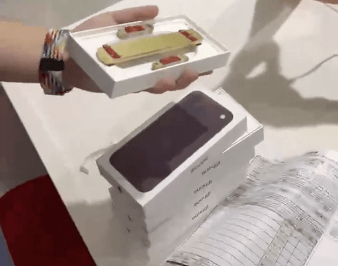 【悲報】転売ヤーさん、買い占めた新型iPhoneを店に持ち込むも中身が文鎮で詰む