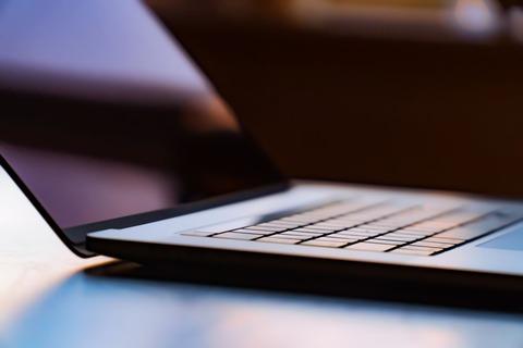 【朗報】長年デスクトップ派だったワイ、ついにノートPCの凄さに気づく