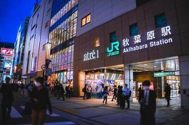【悲報】秋葉原座る場所がない😭