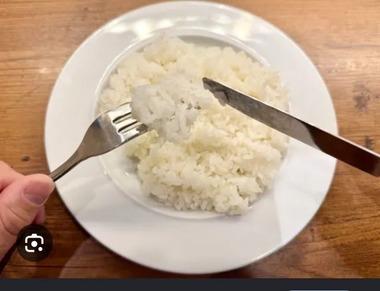 レストランで知らない女性から｢ご飯はフォークの背に乗せて食べるのがマナー｣って言われた