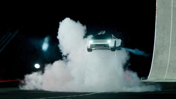 【米国株】イーロン・マスク氏、テスラの新型「ロードスター」、空中旋回を披露　動画あり