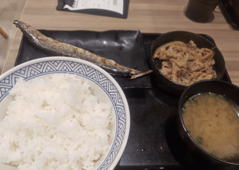 【悲報】吉野家のさんま定食、秋刀魚の向きがめちゃくちゃで炎上