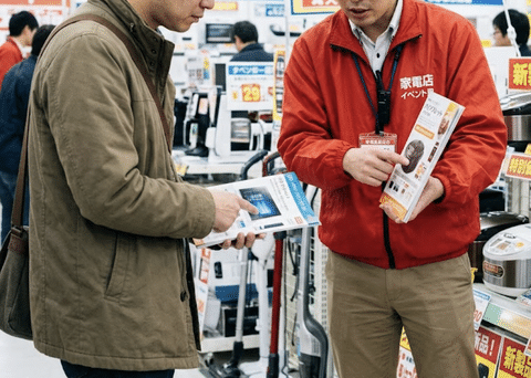 家電店員「こちらがオススメです」俺「一番性能が高いのは？」家電店員「…それはこちらです」